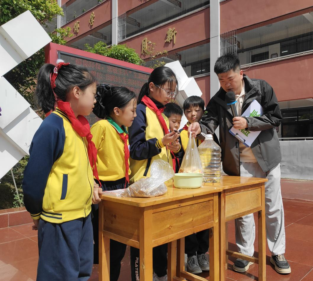 贵阳花溪生态环境_贵阳生态科普馆酵素活动_贵阳市花溪区第三实验学校环保酵素制作