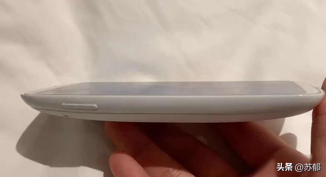 Balmuda Phone 设计理念_巴慕达手机 不寻常外形_京瓷太阳能手机