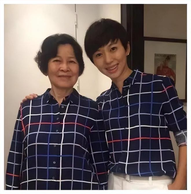 欧阳夏丹央视消失原因_欧阳夏丹阳康后身体恢复情况_欧阳夏丹图片牙