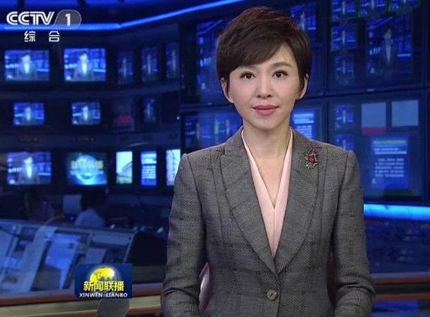 欧阳夏丹近照曝光，台上台下好像两个人，43岁仍未婚