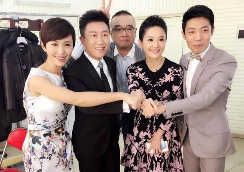 欧阳夏丹近照曝光，台上台下好像两个人，43岁仍未婚