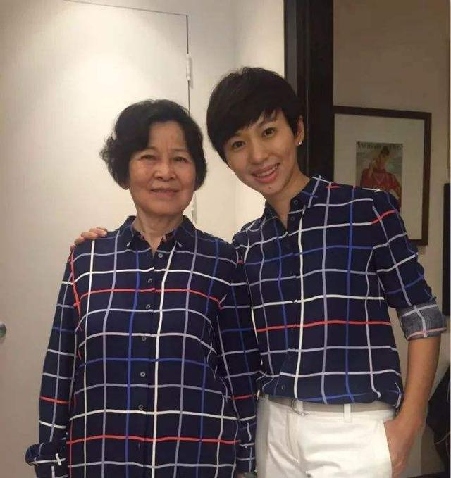 欧阳夏丹近照曝光，台上台下好像两个人，43岁仍未婚